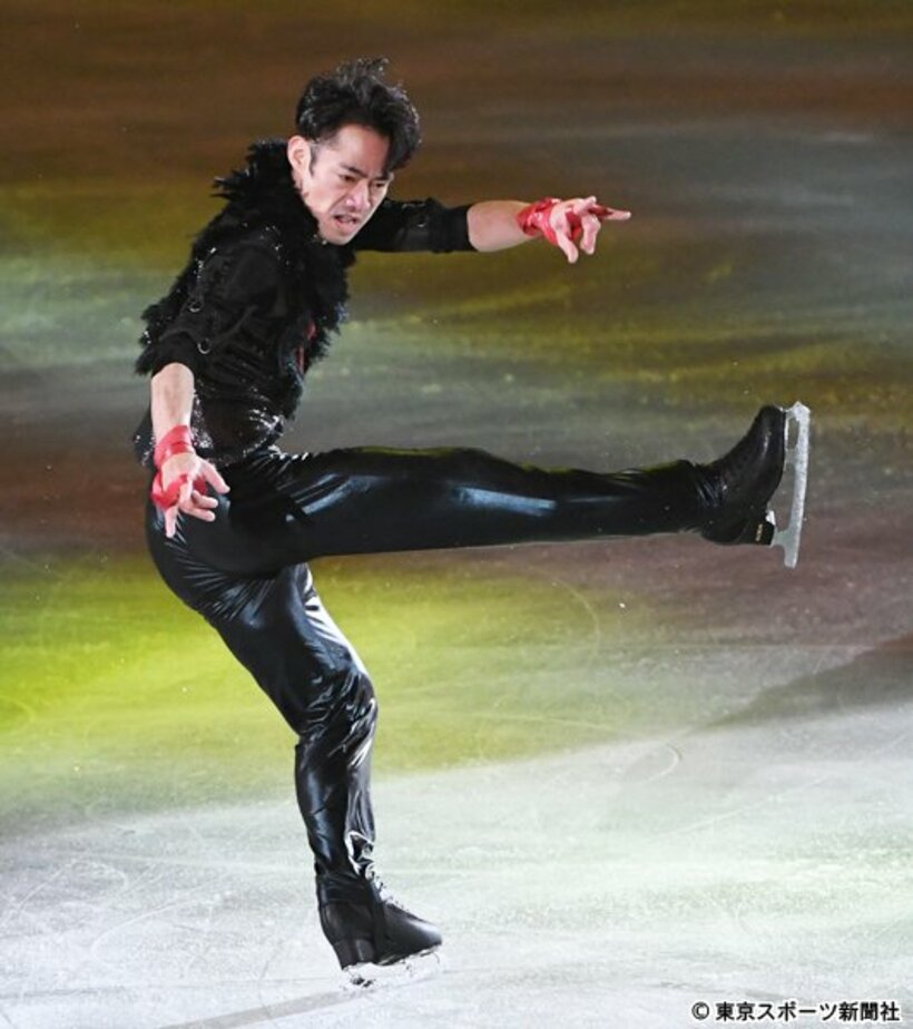  華麗な滑りを披露する高橋大輔