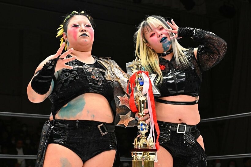 新年１発目のゴッデス戦で、ベルトを死守した刀羅ナツコ(左)と琉悪夏