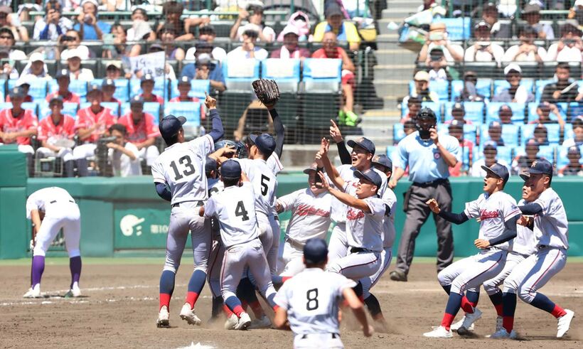 優勝を決めてマウンドに集まる京都国際の選手たち