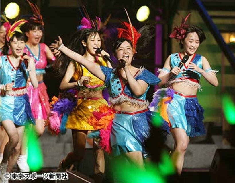 卒業公演で完全燃焼した鈴木香音（中央）