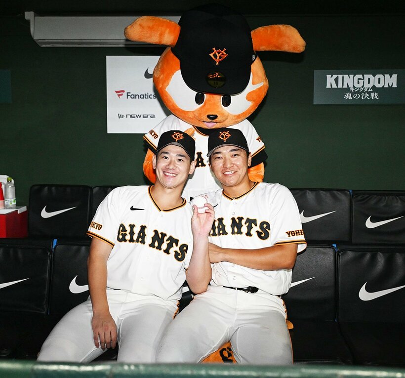 先発した井上温大(左)とベンチで記念撮影する巨人・笹原操希