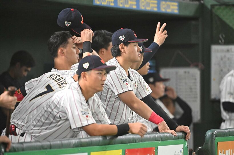 ４回裏一死、中村悠平と交代しベンチから声援を送る岡本和真（右）