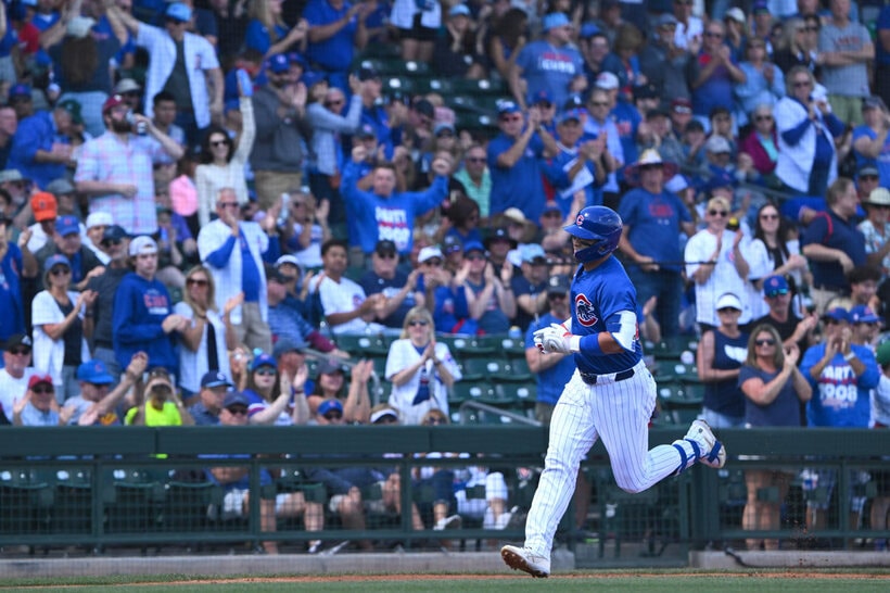 初回に本塁打を放った鈴木誠也