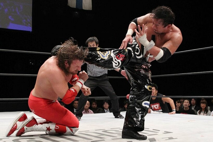 ＳＭＡＳＨ時代、スターバック（左）をバズソーキックで仕留めたＴＡＪＩＲＩ（２０１０年）