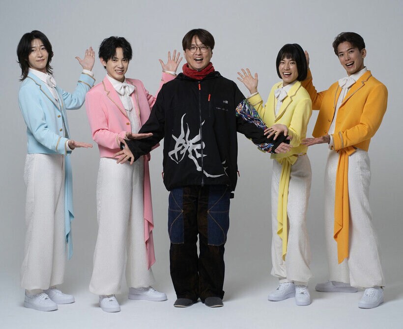 純烈の弟分「モナキ」と純烈リーダーの酒井一圭（中）