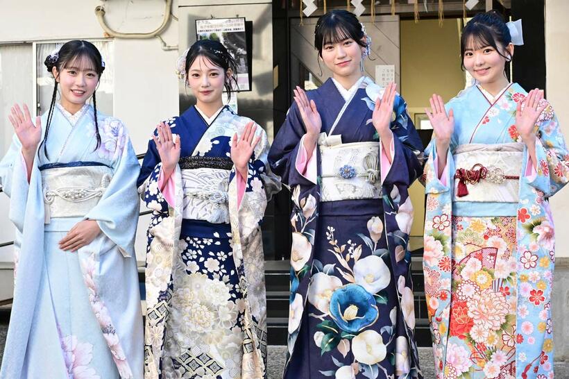 左から須永心海、吉本此那、柳堀花怜、今井優希
