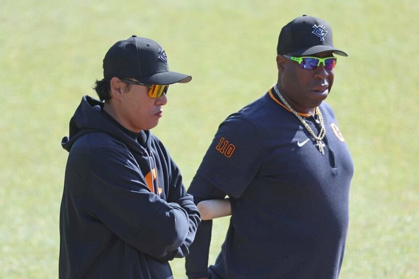 橋上監督代行の下で打撃指導を任されている巨人・ウィーラーコーチ(右)と李承燁コーチ