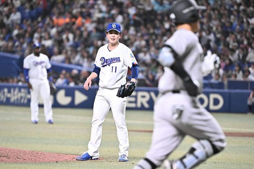 ６回、巨人・佐々木俊輔（右）に本塁打を浴びた中日・中西聖輝