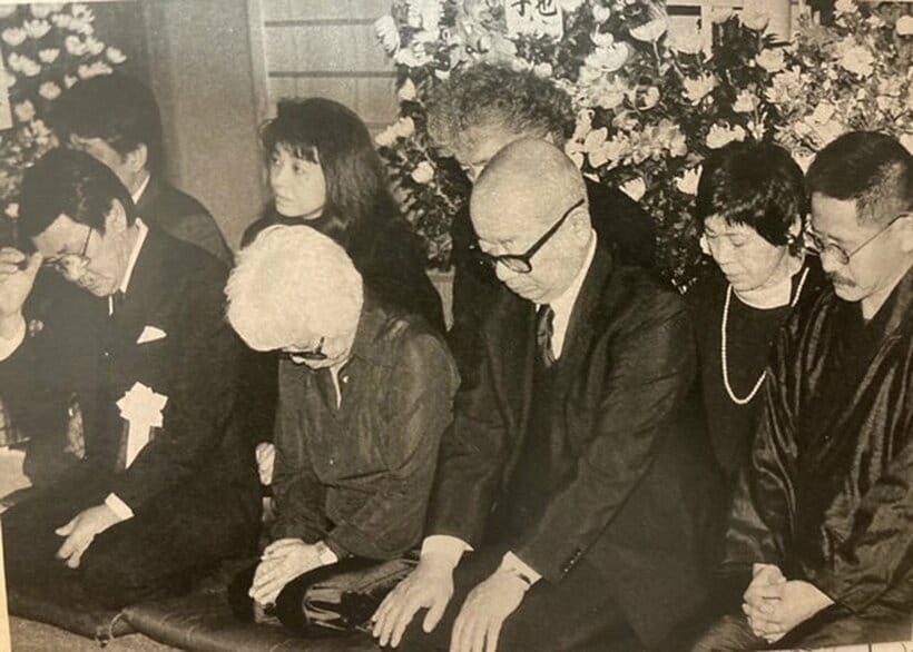  ９１年、前田孝子ママの葬儀。前列左から勝目梓、中山あい子、山口瞳、私。後列左から２人目は都はるみ