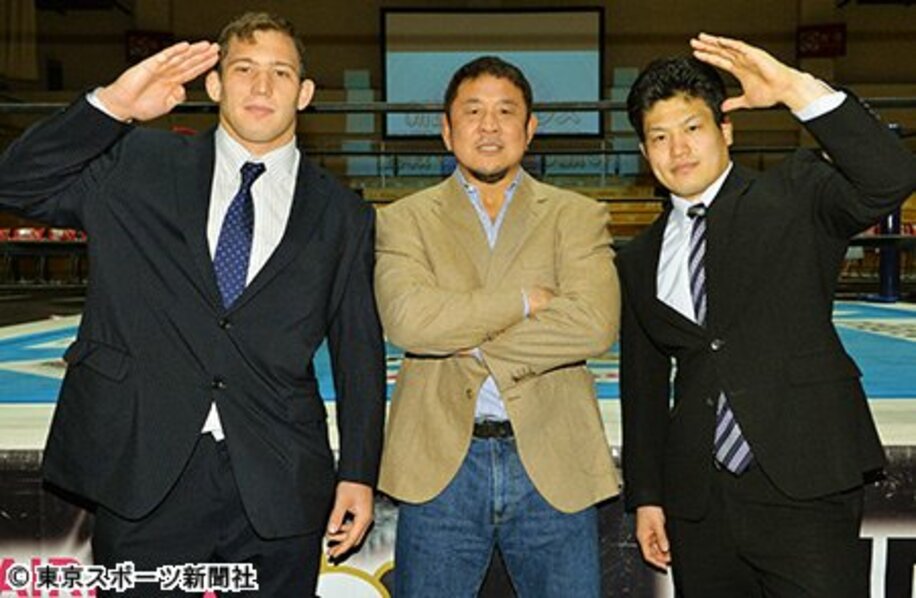 永田監督（中）得意の敬礼ポーズで東京五輪出場を誓うボルチン（左）と山口