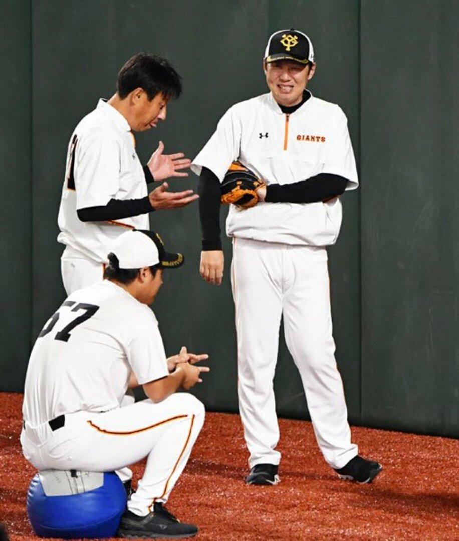  宮本投手チーフコーチ（左）と談笑する村田ブルペンコーチ
