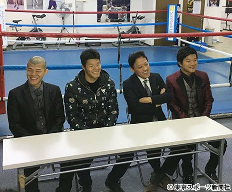 会見に登場した（左から）亀田興毅氏、亀田和毅、金平会長、亀田大毅氏