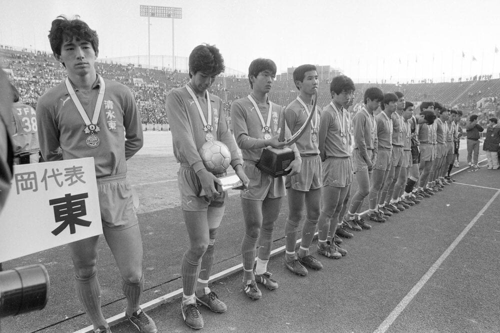 清水東時代の長谷川健太氏（左、84年）