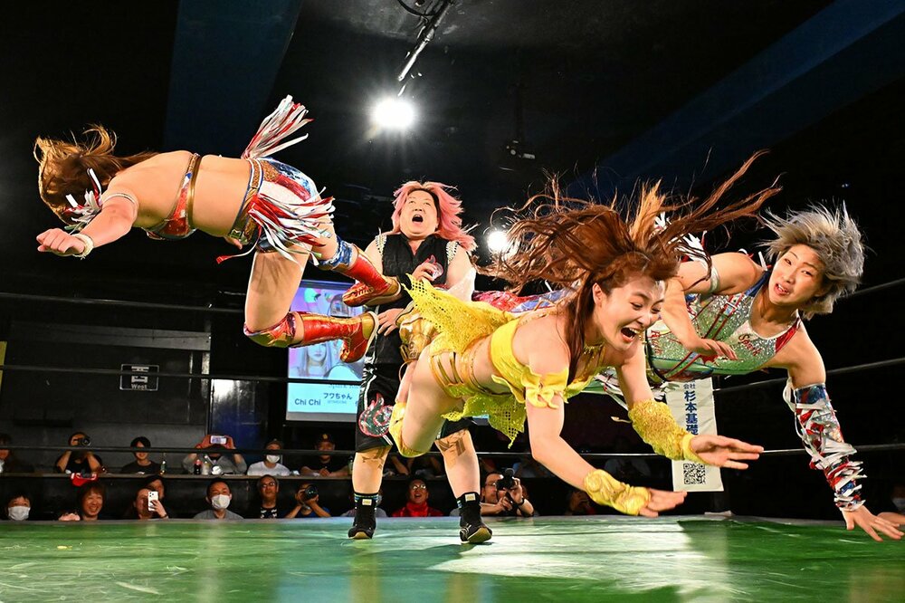 Sareee(左)、なつぽい(右から2番目)、彩羽匠(右)に攻められる伊藤薫