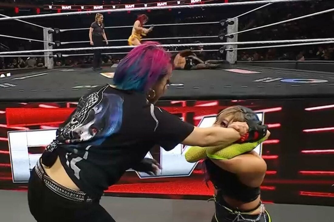カイリ・セイン(右)に制裁を加えようとするアスカ（©AbemaTV, Inc.）
