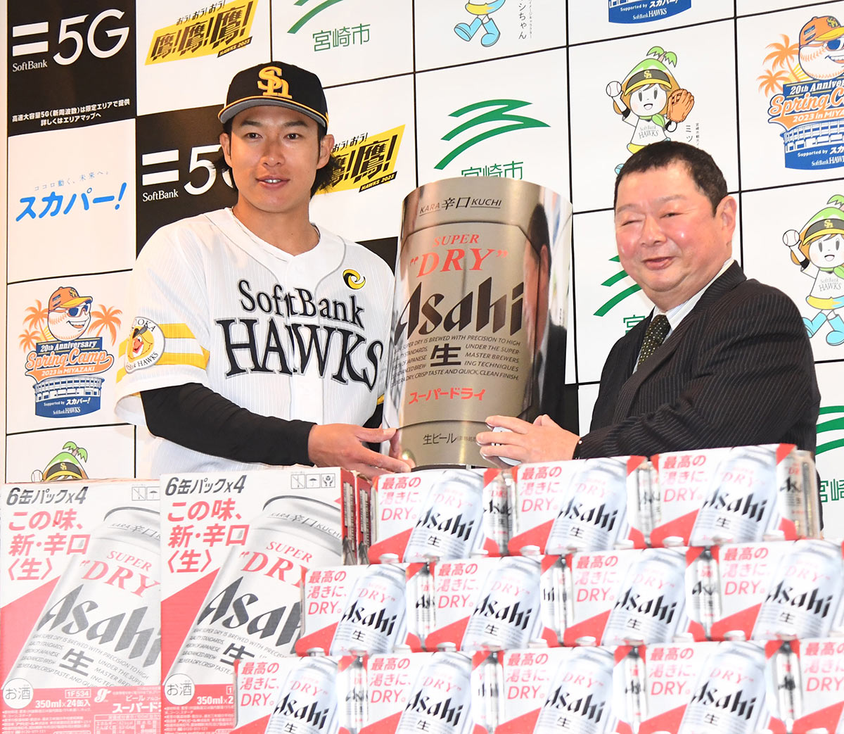ソフトバンク】柳田悠岐がビール差し入れにニッコリ「楽しみに練習を
