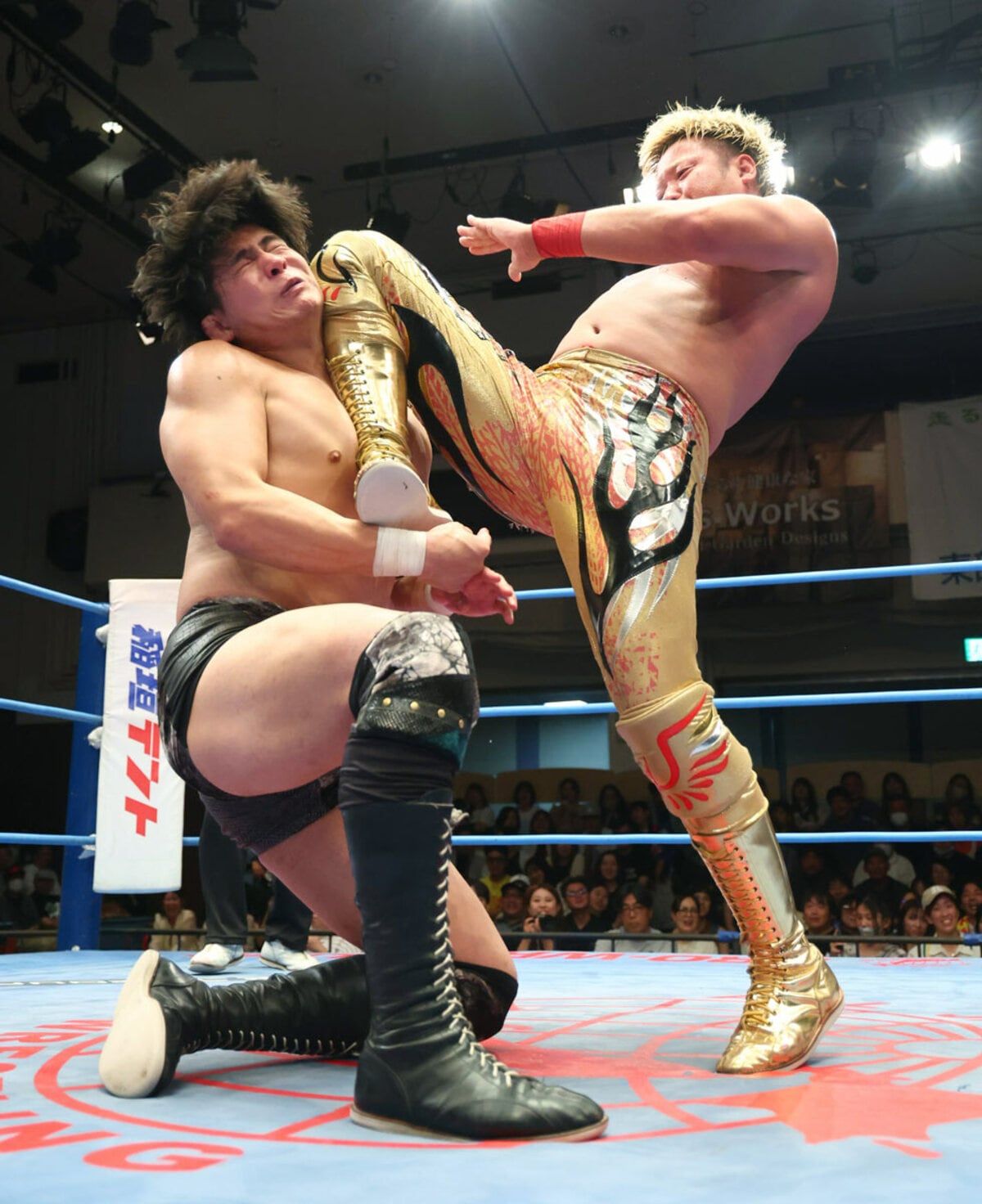 安齊勇馬(左)にブラックアウトを決める宮原健斗