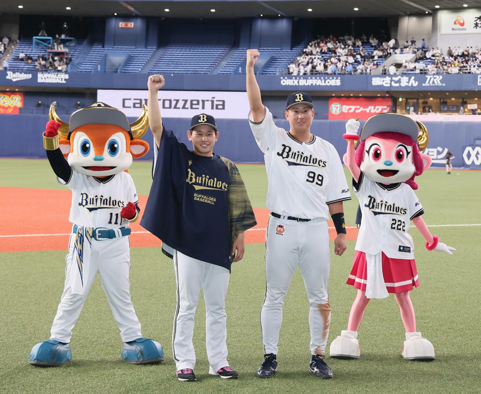 昇天ポーズを決める宮城と杉本