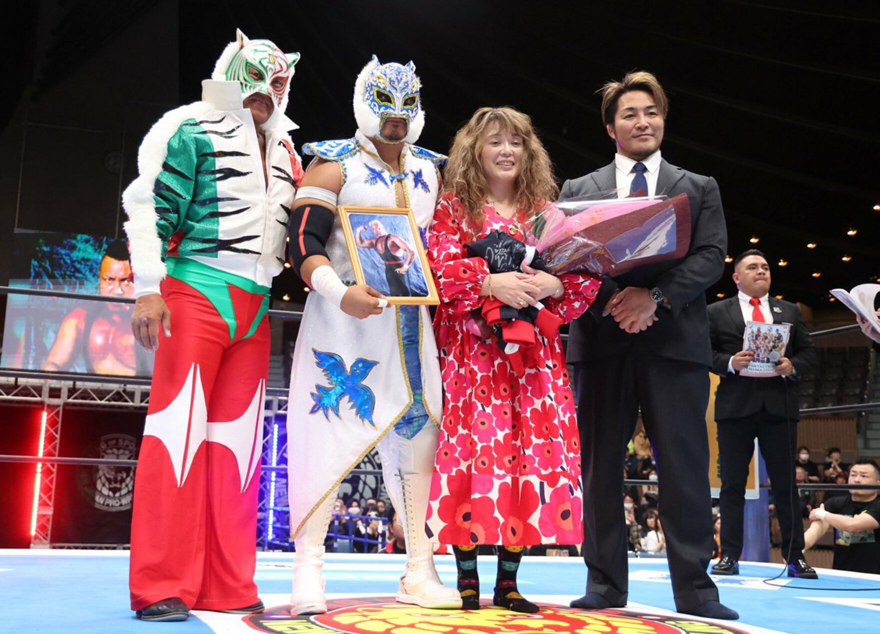 (左から)試合前に記念撮影をするタイガーマスク、スティグマ、故・ブラック・キャット夫人、棚橋弘至社長