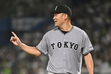 勝ち投手の権利を得て降板した巨人・田中将