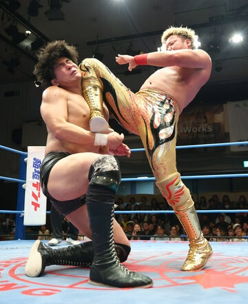 安齊勇馬（左）にブラックアウトを決める宮原健斗