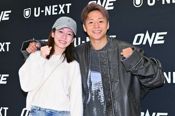 妻の川口葵（左）とニッコリ笑う武尊