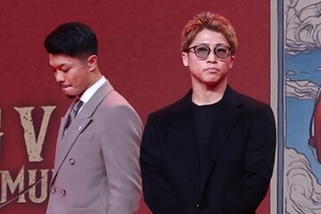 目も合わせない中谷（左）と井上