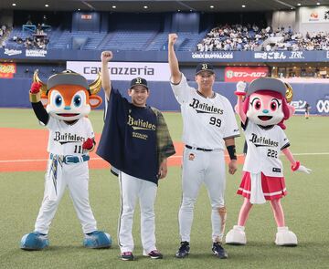 昇天ポーズを決める宮城と杉本