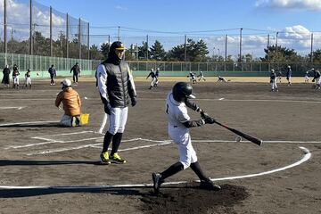 少年たちの打撃練習を見守る佐藤輝明