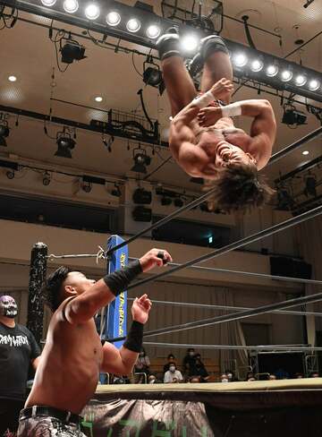  遠藤（上）は華麗な空中技を繰り出した