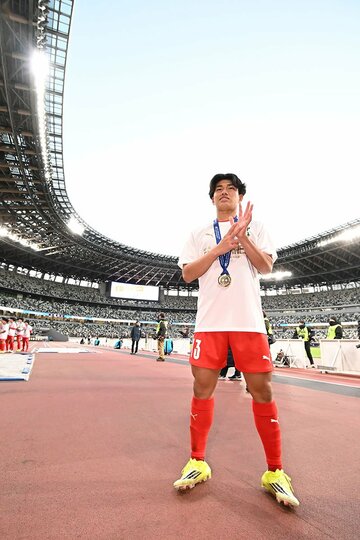 表彰で得点数の「７」をアピールする神村学園のFW日高元