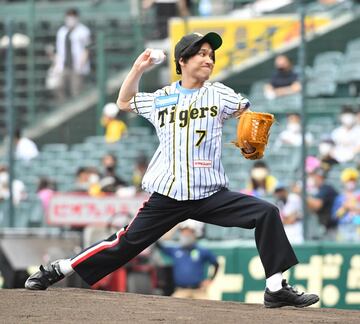 始球式で白球を投げ込む「マカロニえんぴつ」はっとり