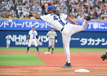 初回、京田陽太の送球ミスをキャッチしようとするDeNA・ジャクソン