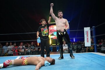 上村優也(左)との激闘を制したカラム・ニューマン（新日本プロレス提供）