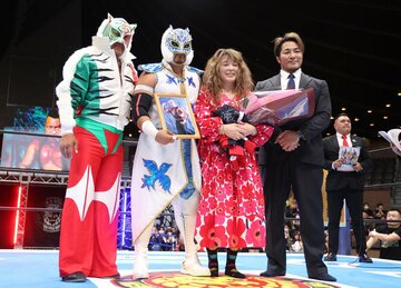(左から)試合前に記念撮影をするタイガーマスク、スティグマ、故・ブラック・キャット夫人、棚橋弘至社長