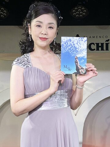 写真集を披露する多岐川