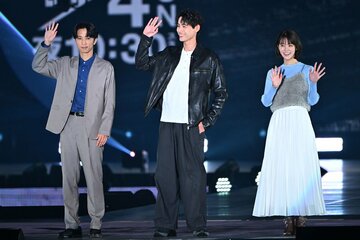 サプライズ登場したSixTONESの田中樹(左)、福士蒼汰、志田彩良
