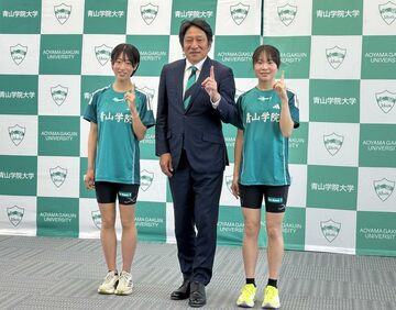 女子駅伝チームの(左から)芦田和佳、原晋監督、池野絵莉