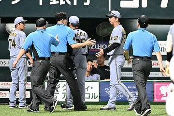 退場覚悟の行動をとった阪神・藤川監督