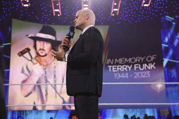 テリーさんを追むスピーチを行ったコーディ（©2023 WWE, Inc. All Rights Reserved.）