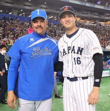 マイク・ピアザ監督と写真を撮る大谷翔平