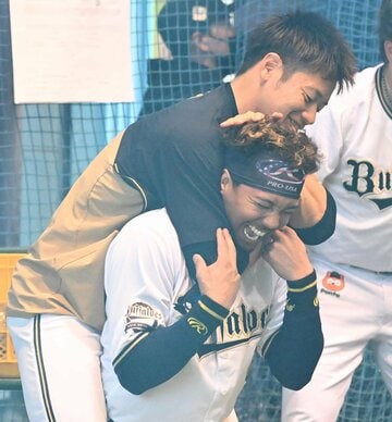 近藤(上)のスリーパーホールドに捕まってしまったオリックス・宗