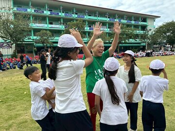 現地の子供とハイタッチをする神取忍(中)