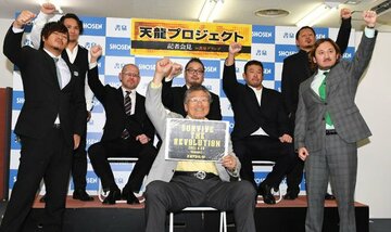  出場選手たちに囲まれる天龍源一郎(中)