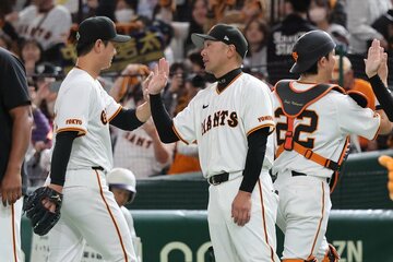試合に勝利し中川（左）を出迎える阿部監督（中）