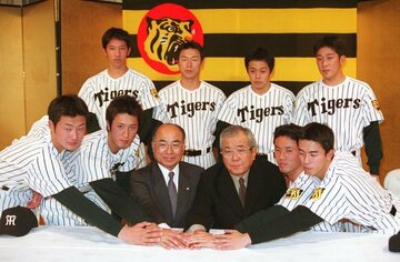  新人選手入団会見で。前列左から狩野、藤田、高田球団社長、野村監督、伊達、赤星。後列左から加藤、沖原、藤本、梶原