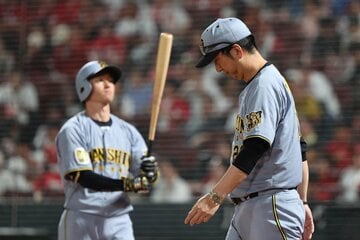 敵地で苦しい戦いが続く阪神・藤川監督(右)