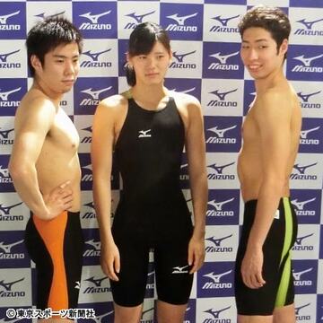 新モデル水着の発表会に臨んだ（右）から萩野公介、内田美希、山口観弘