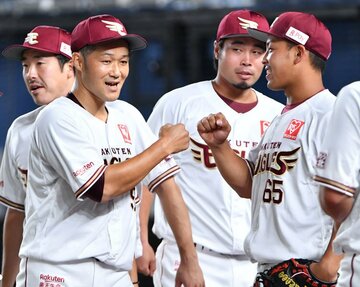  今季初勝利を挙げた久保裕也(左)