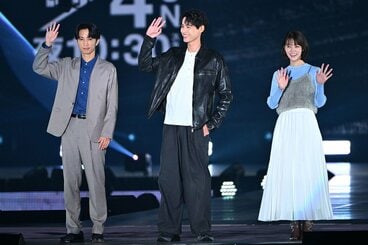 サプライズ登場したSixTONESの田中樹(左)、福士蒼汰、志田彩良